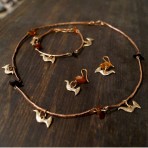 Aproce ar putniņiem un dabīgu dzintaru