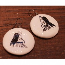 Auskari ar sēdošiem enģeļiem